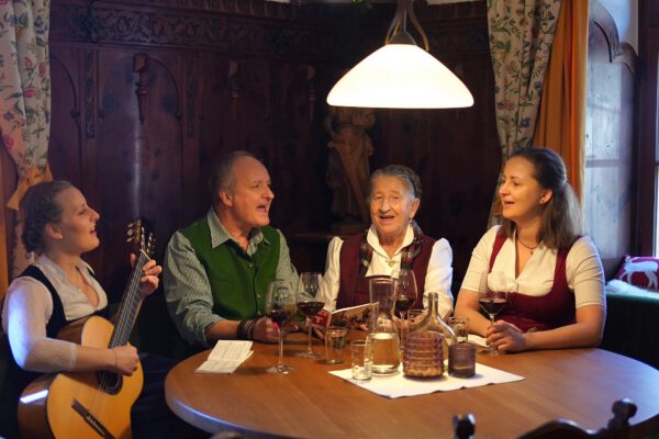 Gemeinsames Singen in Roßmoos